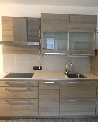 Cucina angolare con elettrodomestici