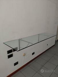 Scrivania in vetro con mensole