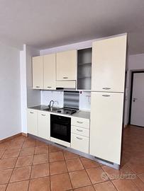 Cucina completa con forno frigorifero e congelator