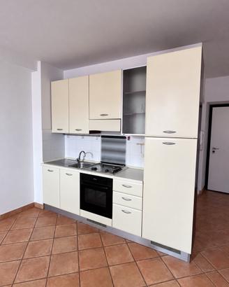 Cucina completa con forno frigorifero e congelator
