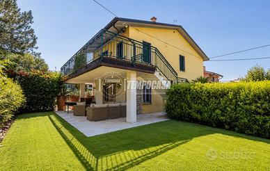 VILLA BIFAMILIARE A 100 METRI DAL LAGO