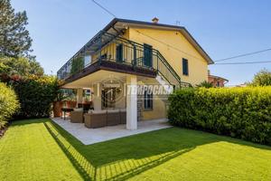 VILLA BIFAMILIARE A 100 METRI DAL LAGO