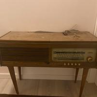 Mobiletto con giradischi