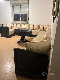 Salotto completo con divani e tavolo