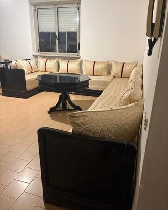 Salotto completo con divani e tavolo