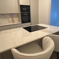 CUCINA con isola centarle con top in quarzo