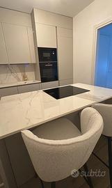 CUCINA con isola centarle con top in quarzo