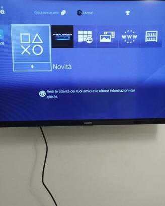 Disponibile play station 4 con manubrio e giochi.