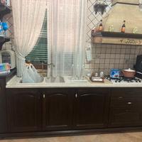 Cucina in legno massello con piano cottura di circ