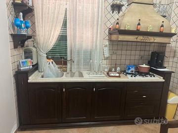 Cucina in legno massello con piano cottura di circ