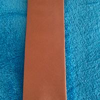 Cravatta in poliestere.

Colore ocra.

