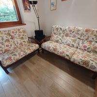 Due divani in legno sfoderabili
