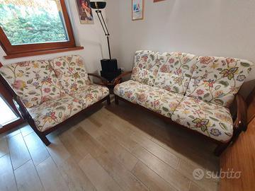 Due divani in legno sfoderabili