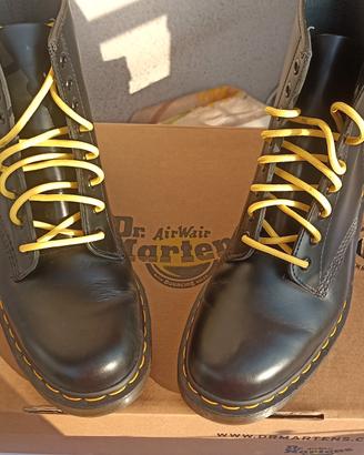 Dr. Martens Anfibi 1460 Neri T 42 Nuovi + Lacci