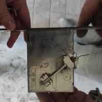 Serratura con chiave moderna e vintage