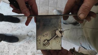 Serratura con chiave moderna e vintage