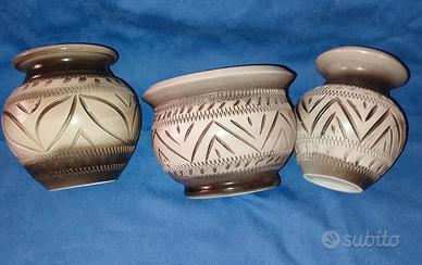 Tris di vasi ad anfora intagliati i con cartellino