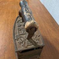 Ferro da stiro vintage con la Lupa primi 900