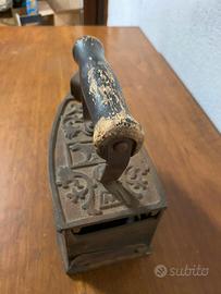 Ferro da stiro vintage con la Lupa primi 900