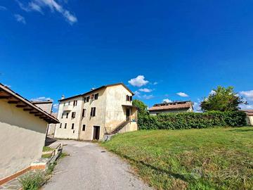 FOLIGNO, PORZIONE DI CASOLARE A 3 KM DA COLFIORITO