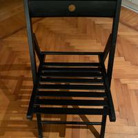 due sedie di legno pieghevoli