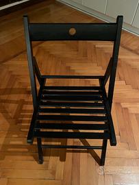 due sedie di legno pieghevoli