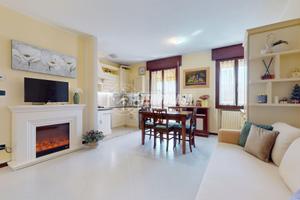APPARTAMENTO CON BALCONE, CANTINA E GARAGE IN VIA