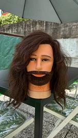 Testa di manichino con capelli e barba veri.