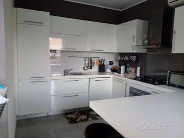 cucina completa e altri pezzi di arredamento