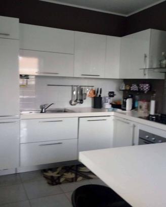 cucina completa e altri pezzi di arredamento