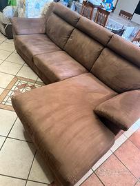 Divano letto marrone con chaise longue