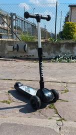 Monopattino a tre ruote 