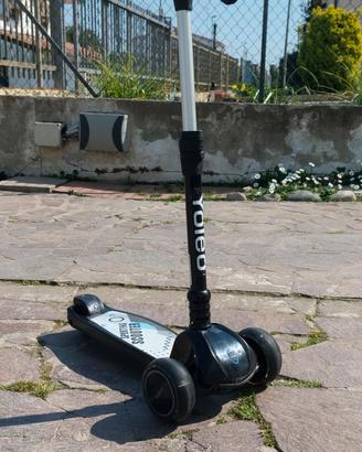 Monopattino a tre ruote 