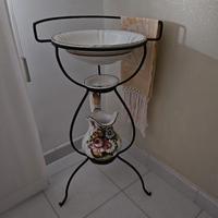 Lavabo con catino e brocca