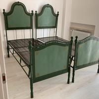 Due  letti singoli in metallo con reti