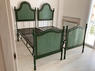 Due  letti singoli in metallo con reti