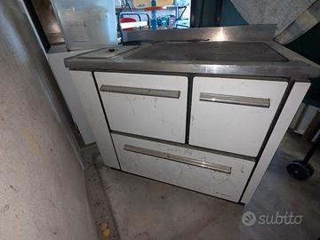 Stufa a legna con cucina