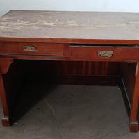 Scrivania in legno con cassettini