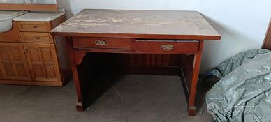 Scrivania in legno con cassettini