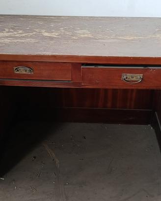 Scrivania in legno con cassettini