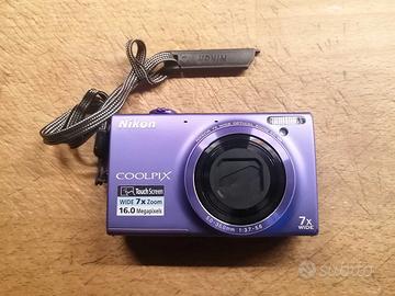 Macchina fotografica digitale compatta Nikon.