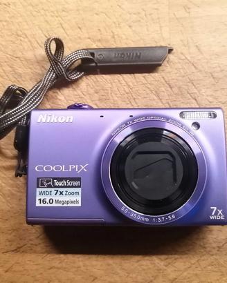 Macchina fotografica digitale compatta Nikon.