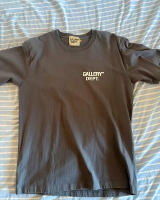 T-shirt Gallery Dept. grigio scuro con scritta