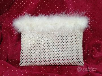 Pochette panna con paillettes e piume