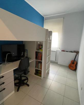 Letto a soppalco con scrivania e armadio IKEA