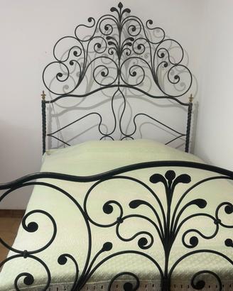 Letto antico in ferro battuto
