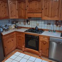 Cucina in legno +  di tavolo e credenza 