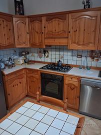 Cucina in legno +  di tavolo e credenza 