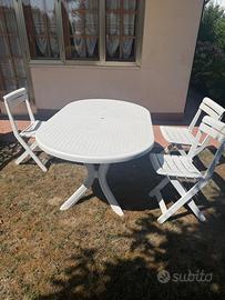 Tavolo plastica con quattro sedie