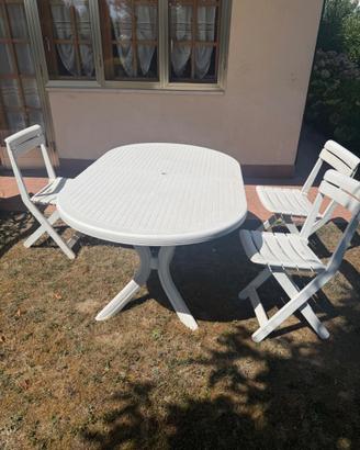 Tavolo plastica con quattro sedie